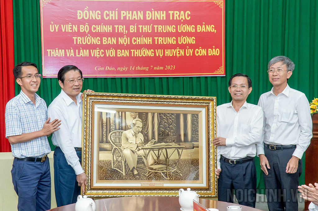 Đồng chí Phan Đình Trạc, Ủy viên Bộ Chính trị, Bí thư Trung ương Đảng, Trưởng Ban Nội chính Trung ương trao quà lưu niệm tặng lãnh đạo Huyện ủy Côn Đảo