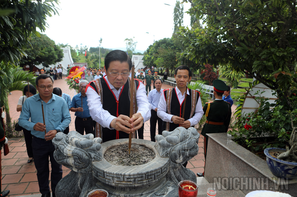 Đồng chí Phan Đình Trạc, Ủy viên Bộ Chính trị, Bí thư Trung ương Đảng, Trưởng Ban Nội chính Trung ương dâng hương tại Nghĩa trang liệt sỹ huyện Sa Thầy 