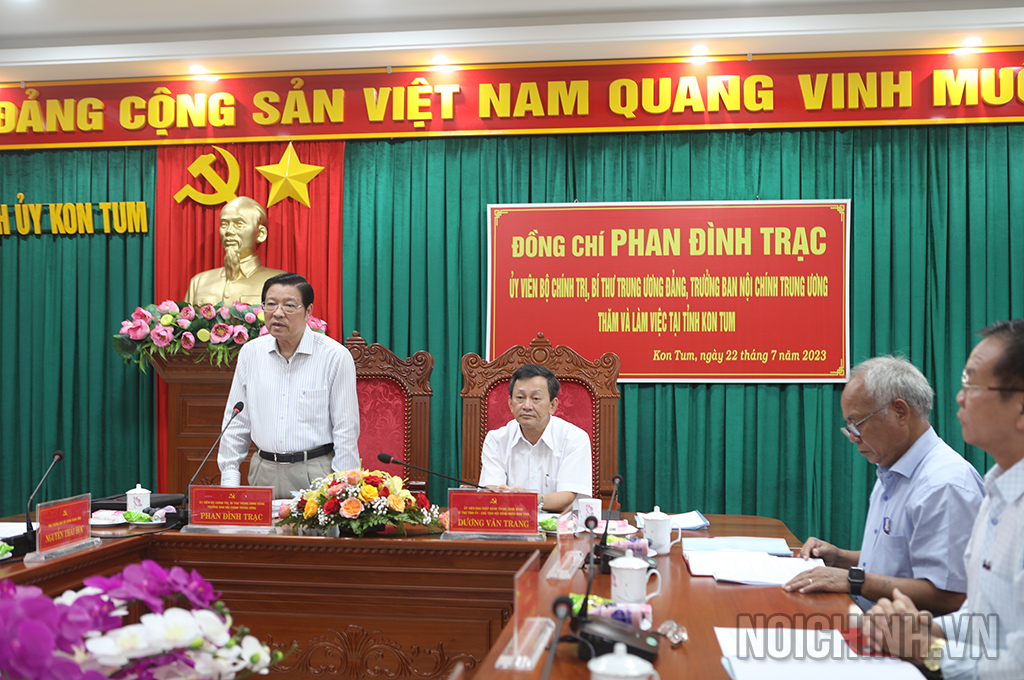 Đồng chí Phan Đình Trạc, Ủy viên Bộ Chính trị, Bí thư Trung ương Đảng, Trưởng Ban Nội chính Trung ương phát biểu tại buổi làm việc