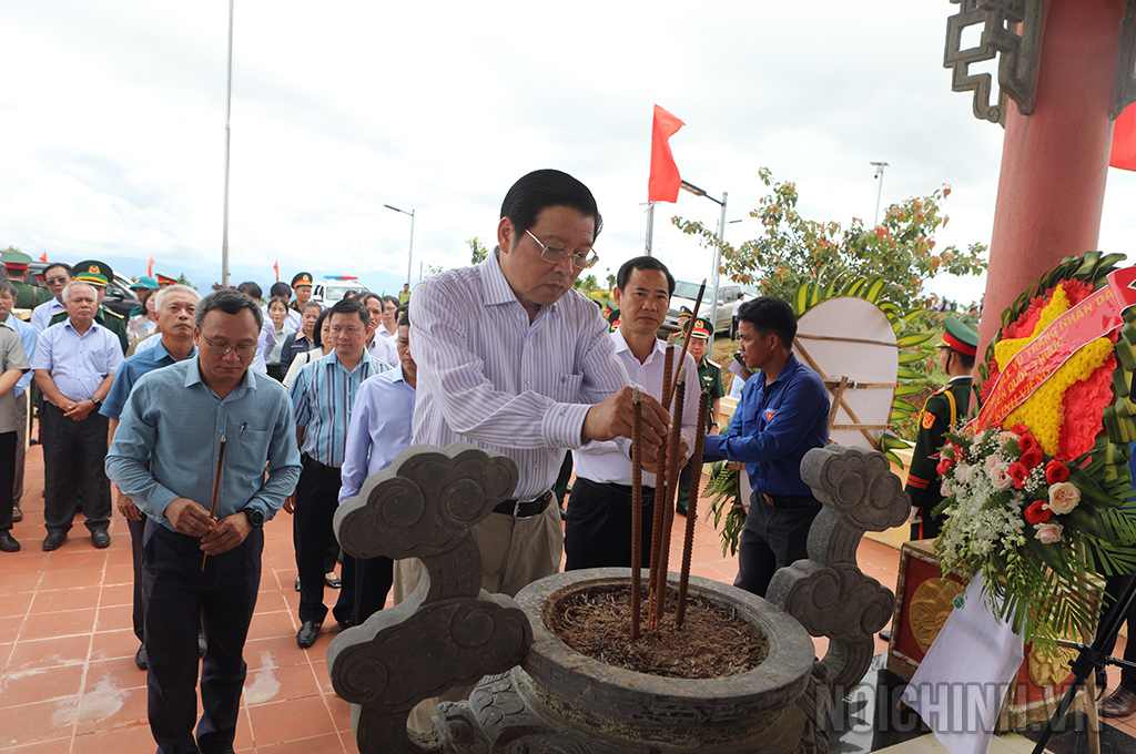 Đồng chí Phan Đình Trạc, Ủy viên Bộ Chính trị, Bí thư Trung ương Đảng, Trưởng Ban Nội chính Trung ương dâng hương tại Bia di tích lịch sử điểm cao 1015, huyện Sa Thầy 