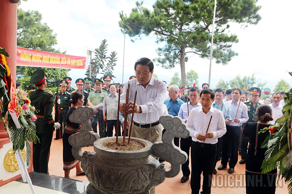 Đồng chí Phan Đình Trạc, Ủy viên Bộ Chính trị, Bí thư Trung ương Đảng, Trưởng Ban Nội chính Trung ương dâng hương tại Bia di tích lịch sử điểm cao 1049, huyện Sa Thầy