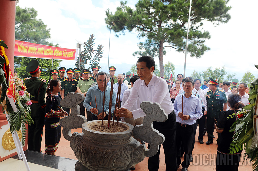   Đồng chí Nguyễn Thái Học, Phó Trưởng Ban Nội chính Trung ương dâng hương tại Bia di tích lịch sử điểm cao 1049, huyện Sa Thầy