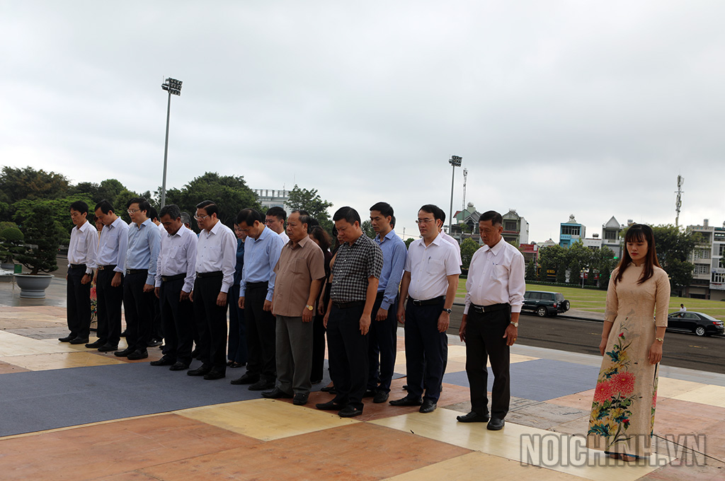 Các đại biểu dành một phút mặc niệm tri ân công ơn của Chủ tịch Hồ Chí Minh tại Quảng trường Đại đoàn kết