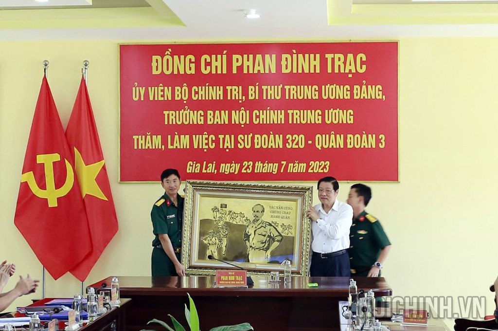 Đồng chí Phan Đình Trạc, Ủy viên Bộ Chính trị, Bí thư Trung ương Đảng, Trưởng Ban Nội chính Trung ương tặng quà cho cán bộ, chiến sỹ Sư đoàn 320, Quân đoàn 3 