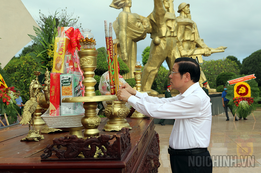   Đồng chí Phan Đình Trạc Ủy viên Bộ Chính trị, Bí thư Trung ương Đảng, Trưởng Ban Nội chính Trung ương dâng hương tại Nghĩa trang tỉnh Đắk Lắk