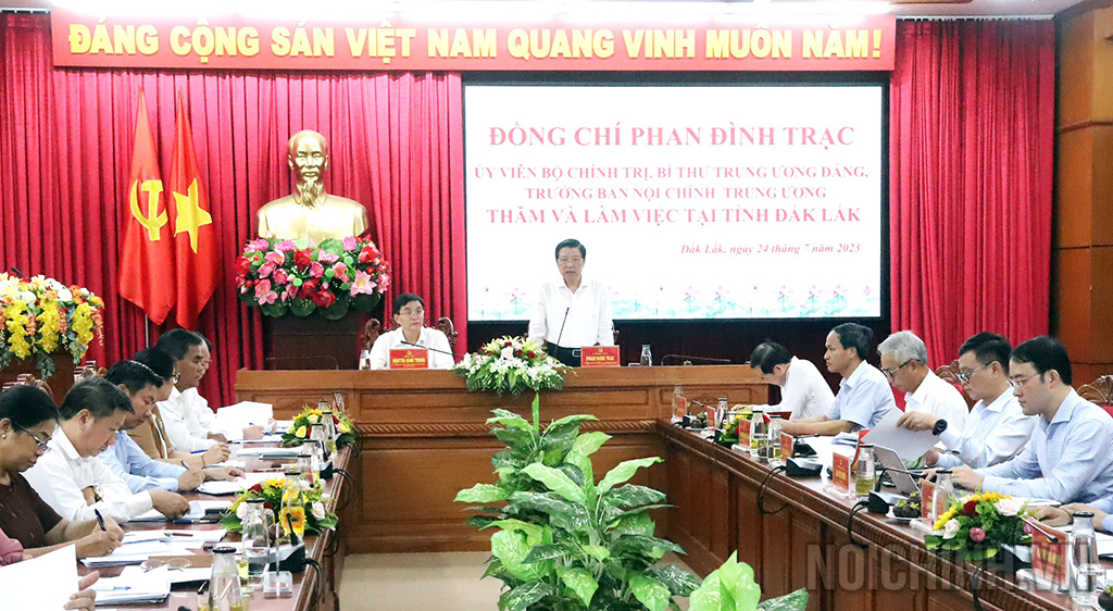 Đồng chí Phan Đình Trạc Ủy viên Bộ Chính trị, Bí thư Trung ương Đảng, Trưởng Ban Nội chính Trung ương phát biểu tại buổi làm việc 