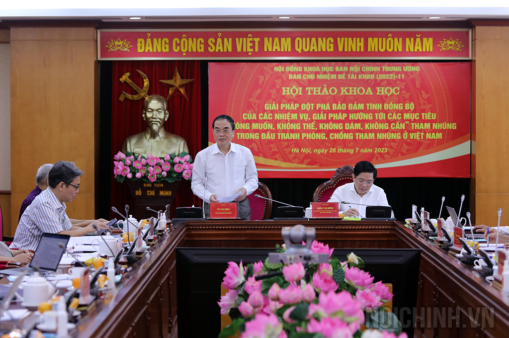 Đồng chí PGS.TS. Vũ Văn Phúc, Phó Chủ tịch Hội đồng Khoa học các cơ quan Đảng Trung ương phát biểu tại Hội thảo