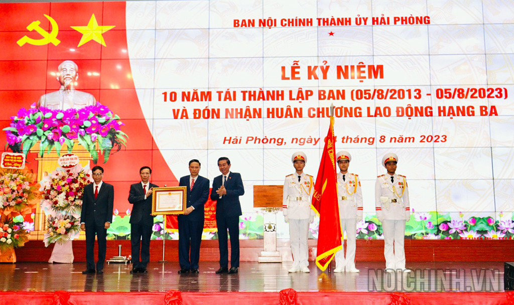 Đồng chí Võ Văn Dũng, Ủy viên Trung ương Đảng, Phó Trưởng ban Thường trực Ban Nội chính Trung ương trao Huân chương Lao động hạng Ba của Chủ tịch nước cho Ban Nội chính Thành ủy Hải Phòng