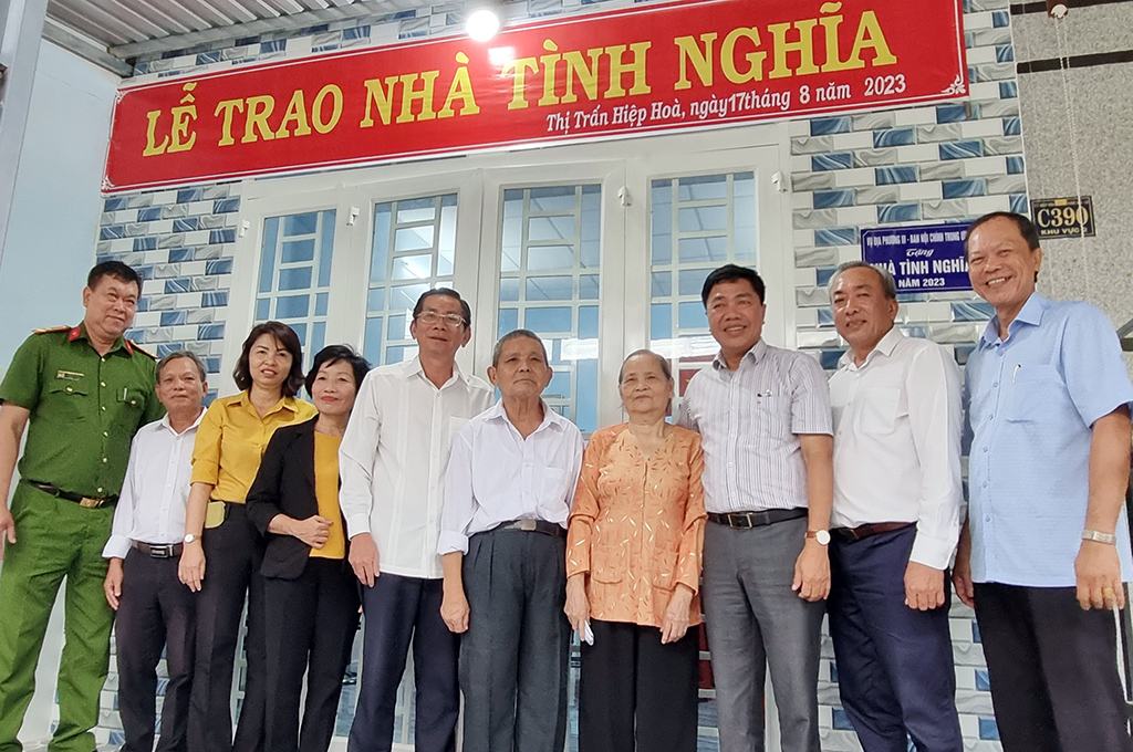 Các đại biểu tại lễ trao tặng Nhà tình nghĩa cho gia đình ông Dương Văn Khánh, thị trấn Hiệp Hòa, huyện Đức Hòa, tỉnh Long An