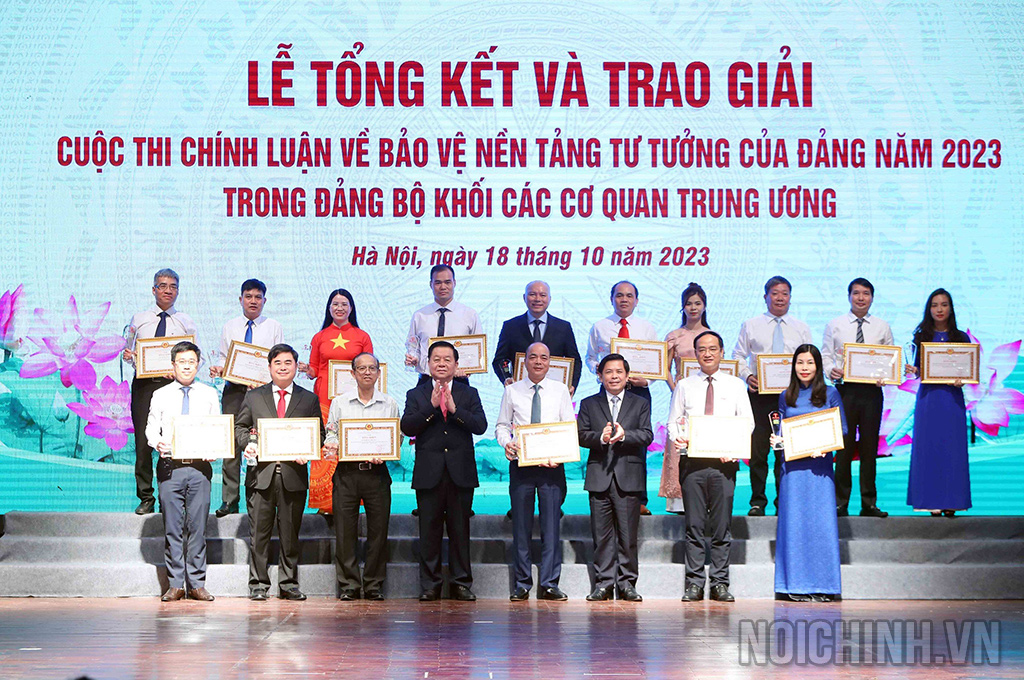 Đồng chí Nguyễn Trọng Nghĩa, Bí thư Trung ương Đảng, Trưởng Ban Tuyên giáo Trung ương và đồng chí Nguyễn Văn Thể, Ủy viên Trung ương Đảng, Bí thư Đảng ủy Khối trao Bằng khen tặng 16 tập thể có thành tích xuất sắc trong tổ chức Cuộc thi chính luận về bảo vệ nền tảng tư tưởng của Đảng năm 2023 trong Đảng bộ Khối các cơ quan Trung ương