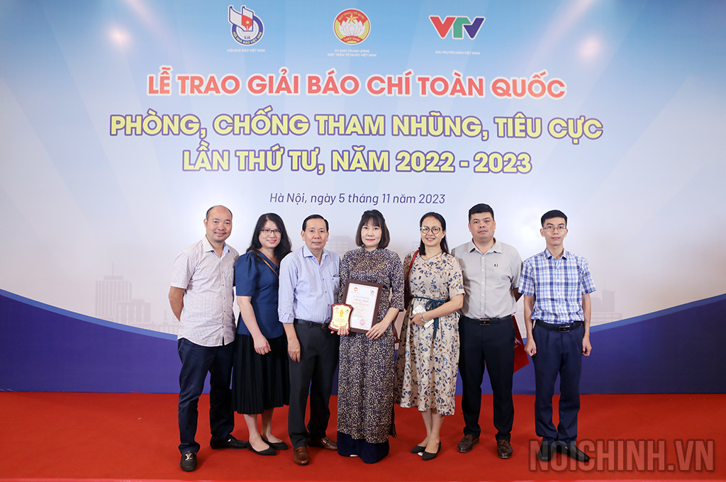 Đồng chí Đàm Văn Lợi, Tổng Biên tập Tạp chí Nội chính, Ban Nội chính Trung ương và tập thể Tạp chí Nội chính chúc mừng đồng chí Bùi Thị Thu Huyền