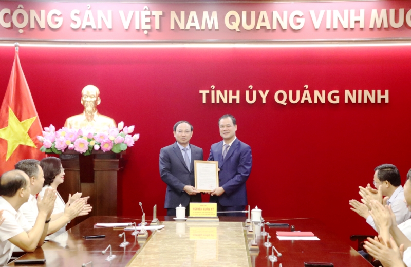 Đồng chí Nguyễn Xuân Ký, Ủy viên Trung ương Đảng, Bí thư Tỉnh ủy Quảng Ninh trao Quyết định bổ nhiệm đồng chí Điệp Văn Chiến giữ chức vụ Trưởng Ban Nội chính Tỉnh ủy