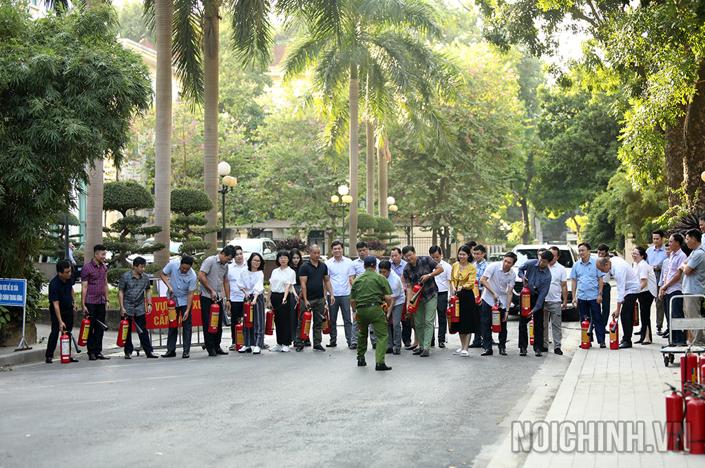 Các giảng viên Trường Đại học phòng cháy và chữa cháy, Bộ Công an hướng dẫn phần thực hành