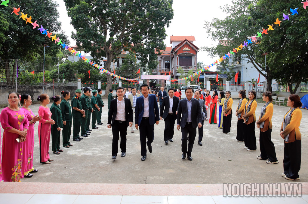 Đồng chí Võ Văn Dũng, Ủy viên Trung ương Đảng, Phó Trưởng ban Thường trực Ban Nội chính Trung ương, Ủy viên Ban Chỉ đạo Trung ương về phòng, chống tham nhũng, tiêu cực và đoàn đại biểu đến dự Ngày hội