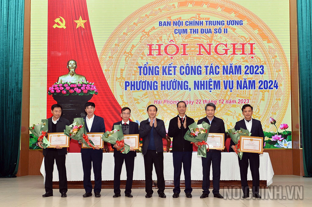 Các đồng chí Nguyễn Thái Học, Phó Trưởng Ban Nội chính Trung ương, Đỗ Mạnh Hiến Phó Bí thư Thường trực Thành ủy Hải Phòng trao Bằng khen của Trưởng Ban Nội chính Trung ương và tặng hoa các tập thể và cá nhân có thành tích xuất sắc trong Cụm thi đua số II năm 2023