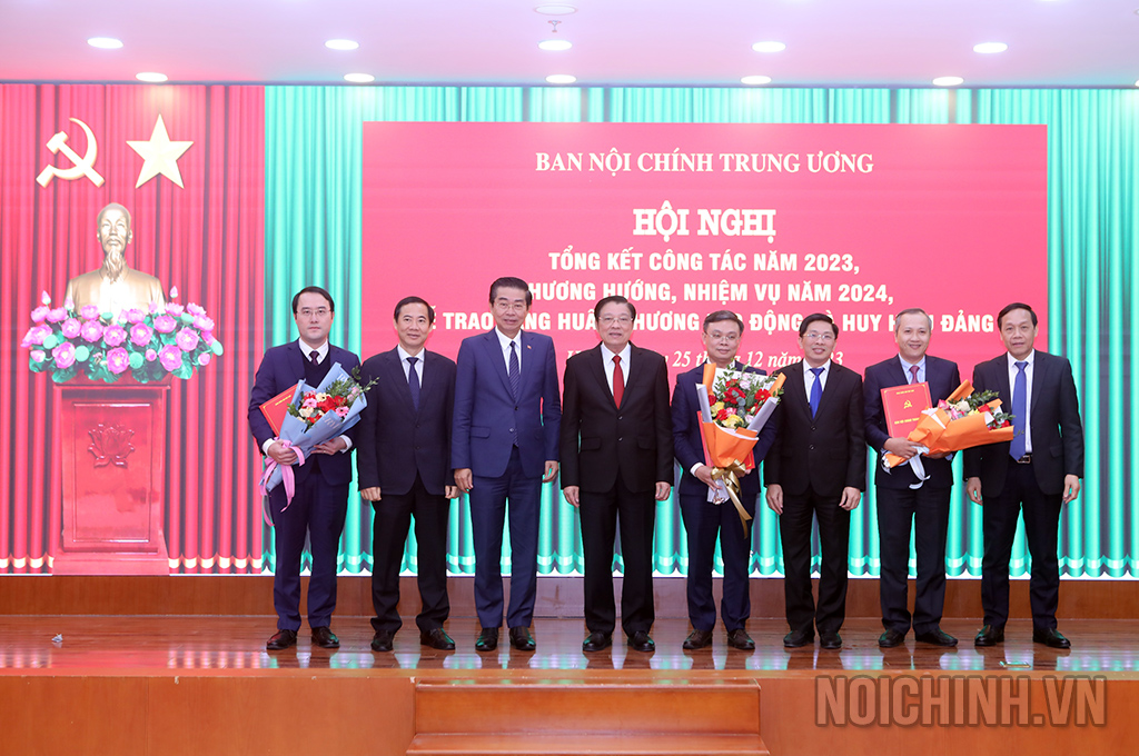 Các đồng chí lãnh đạo Ban Nội chính Trung ương chúc mừng các đồng chí được bổ nhiệm