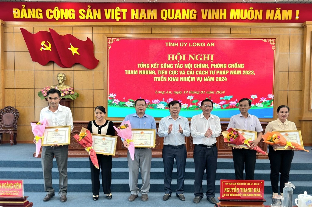 Khen thưởng tập thể và cá nhân có thành tích xuất sắc trong công tác nội chính, PCTNTC và cải cách tư pháp năm 2023