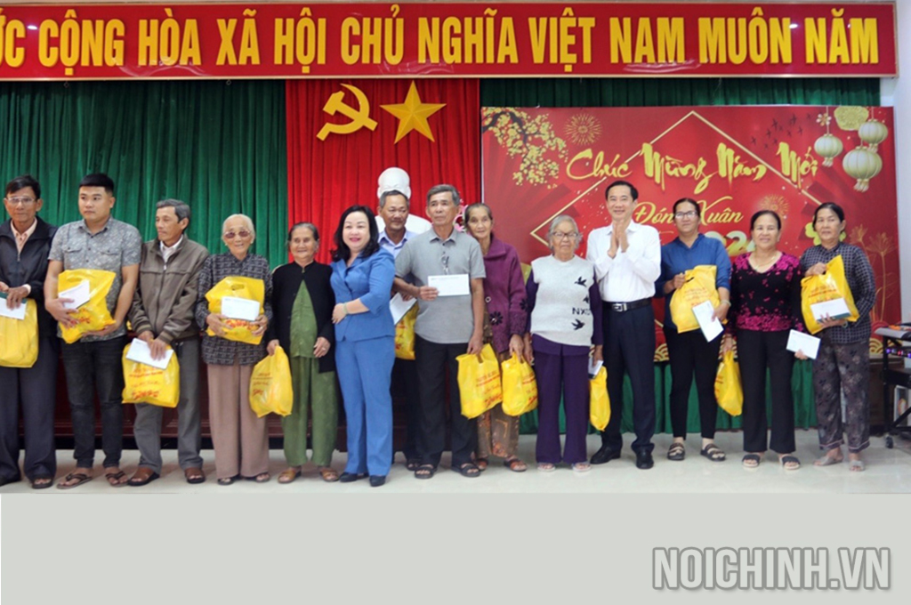 Đồng chí Nguyễn Thái Học, Phó Trưởng Ban Nội chính Trung ương và đồng chí Cao Thị Hòa An, Phó Bí thư Thường trực Tỉnh ủy Phú Yên tặng quà cho bà con nhân dân thị xã Đông Hòa