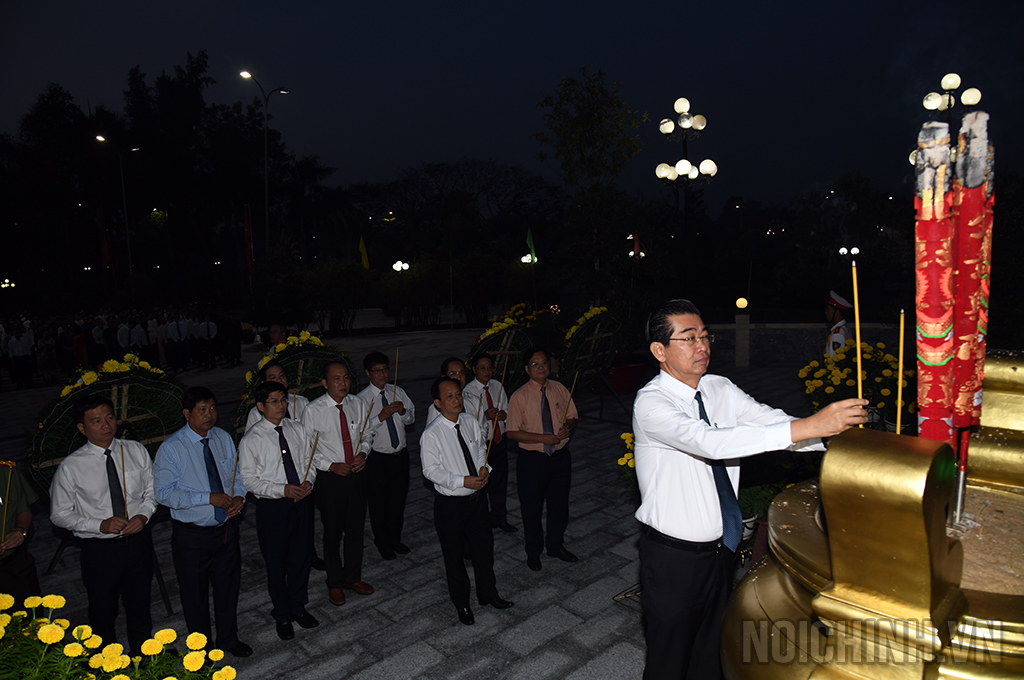 Đồng chí Võ Văn Dũng, Ủy viên Trung ương Đảng, Phó Trưởng Ban Thường trực Ban Nội chính Trung ương  dâng hương tại Nghĩa trang Liệt sĩ tỉnh Bạc Liêu