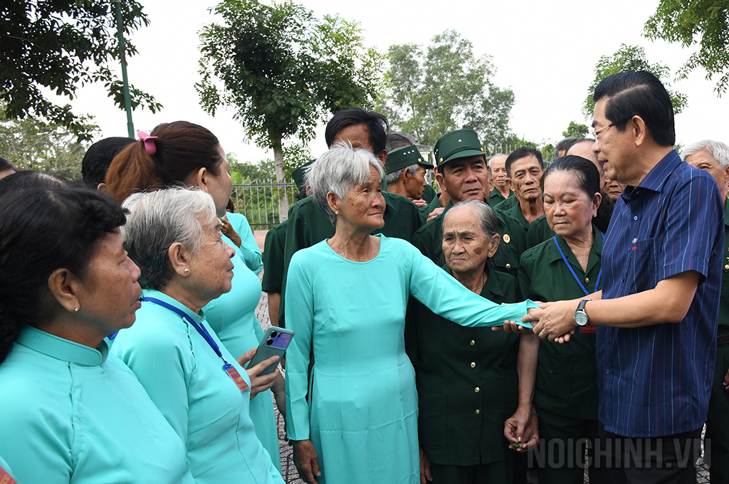 Đồng chí Võ Văn Dũng, Ủy viên Trung ương Đảng, Phó Trưởng ban Thường trực Ban Nội chính Trung ương thăm hỏi bà con huyện Vĩnh Lợi