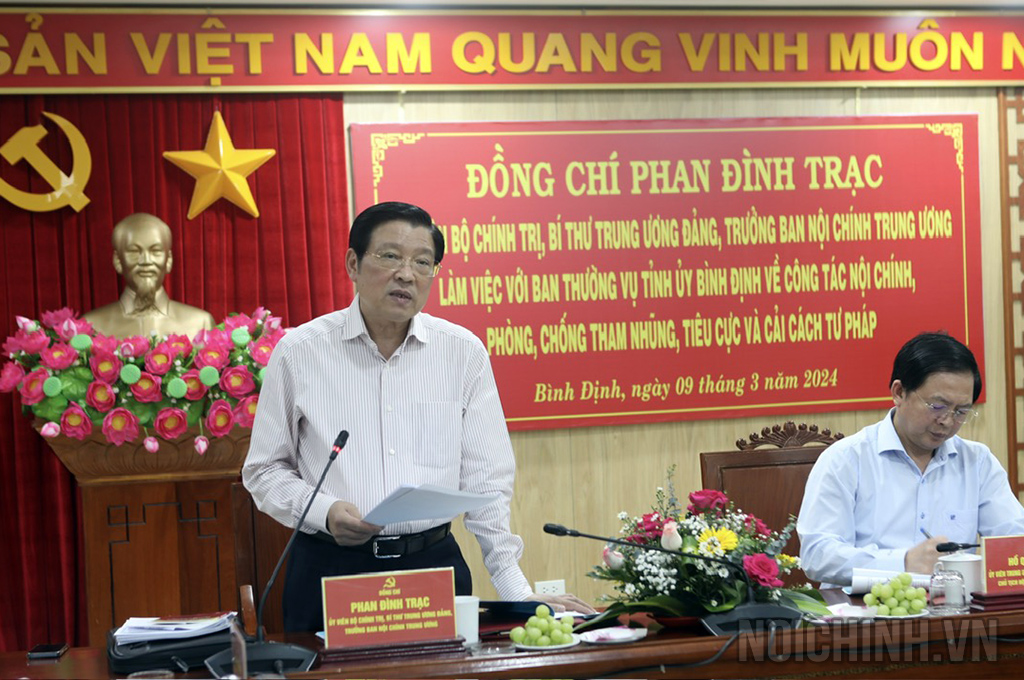 Đồng chí Phan Đình Trạc, Ủy viên Bộ Chính trị, Bí thư Trung ương Đảng, Trưởng Ban Nội chính Trung ương phát biểu tại Hội nghị