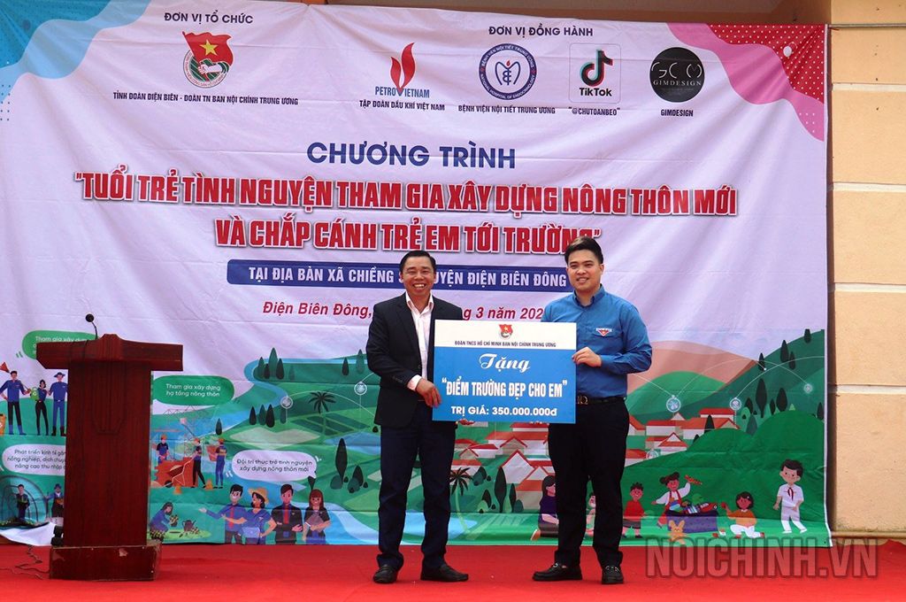 Đoàn thanh niên Ban Nội chính Trung ương trao biển tượng trưng công trình “Điểm trường đẹp cho em” cho Trường Mầm non Chiềng Sơ, huyện Điện Biên Đông, tỉnh Điện Biên