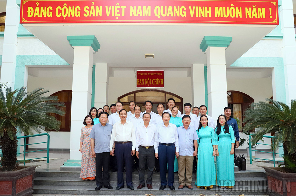 Đồng chí Phan Đình Trạc, Trưởng Ban và đồng chí Nguyễn Văn Yên, Phó Trưởng Ban Nội chính Trung ương chụp ảnh lưu niệm cùng cán bộ, công chức Ban Nội chính Tỉnh ủy Ninh Thuận