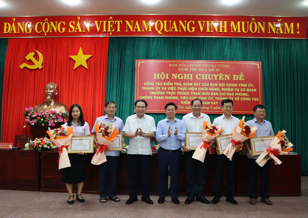 Đồng chí Nguyễn Văn Yên, Phó Trưởng Ban Nội chính Trung ương; đồng chí Trần Thanh Lâm, Phó Bí thư Thường trực Tỉnh ủy Bến Tre trao Bằng khen của Ban Nội chính Trung ương cho các tập thể có thành tích xuất sắc trong công tác