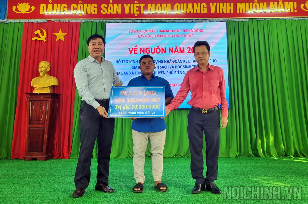 Đồng chí Trần Hoàng Kiếm, Bí thư Chi bộ, Vụ trưởng và đồng chí Trịnh Thăng Quyết, Phó Vụ trưởng Vụ Địa phương III trao nhà Đại đoàn kết 