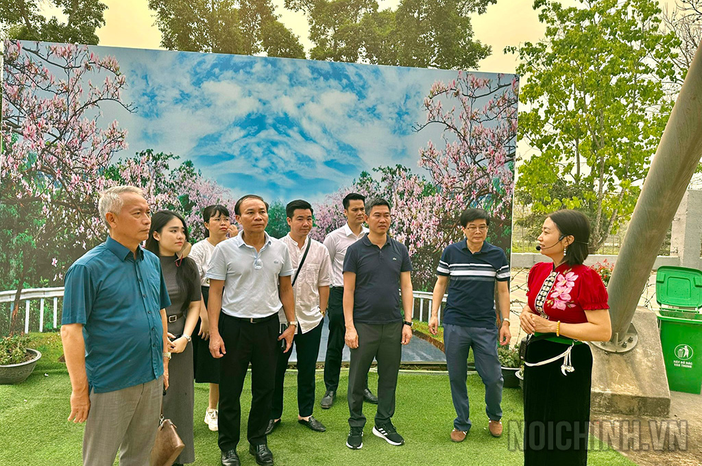 Đoàn cán bộ Vụ Cơ quan nội chính và Vụ Tổ chức - Cán bộ, Ban Nội chính Trung ương nghe thuyết minh tại Hầm chỉ huy của tướng DeCastries Điện Biên Phủ