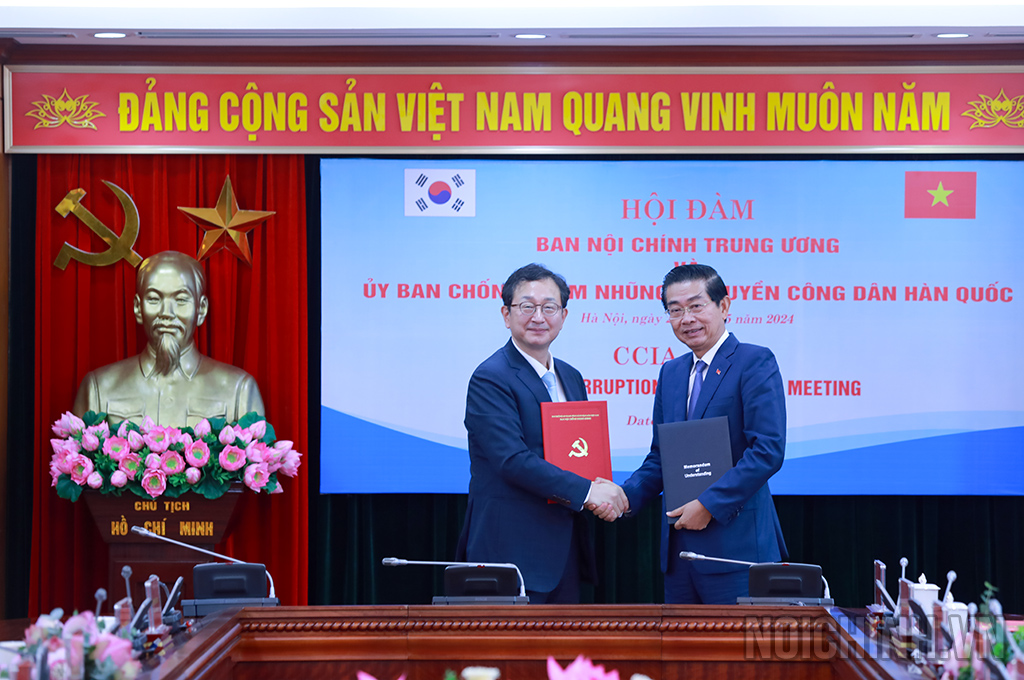 Đồng chí Võ Văn Dũng, Ủy viên Trung ương Đảng, Phó Trưởng ban Thường trực Ban Nội chính Trung ương, Ủy viên Ban Chỉ đạo Trung ương về phòng, chống tham nhũng, tiêu cực và Ông Jeong Seung-yoon, Phó Chủ tịch kiêm Tổng thư ký Ủy ban Chống tham nhũng và Quyền công dân Hàn Quốc trao đổi Thư gia hạn hợp tác giai đoạn 2024-2026