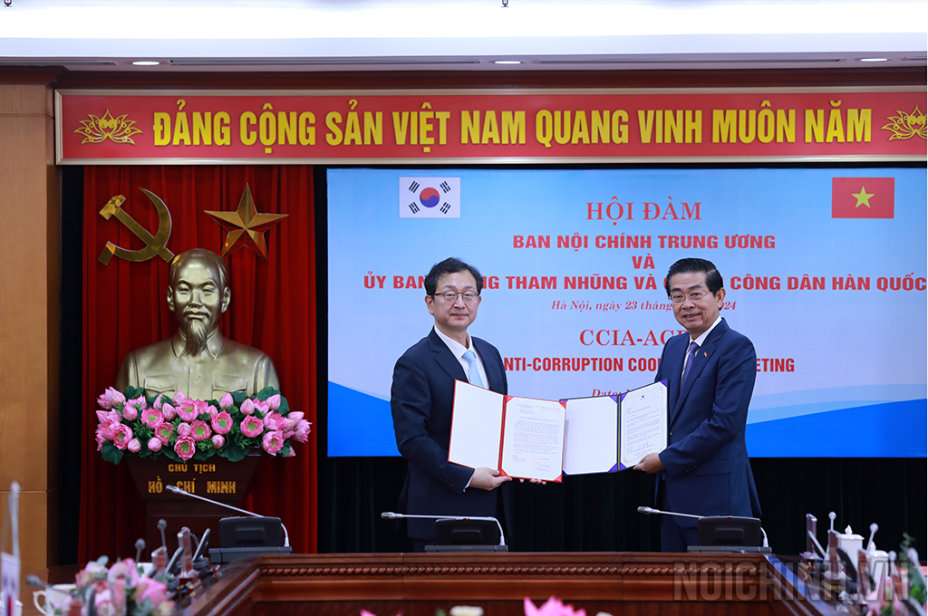 Đồng chí Võ Văn Dũng, Ủy viên Trung ương Đảng, Phó Trưởng ban Thường trực Ban Nội chính Trung ương, Ủy viên Ban Chỉ đạo Trung ương về phòng, chống tham nhũng, tiêu cực và Ông Jeong Seung-yoon, Phó Chủ tịch kiêm Tổng thư ký Ủy ban Chống tham nhũng và Quyền công dân Hàn Quốc trao đổi Thư gia hạn hợp tác giai đoạn 2024-2026