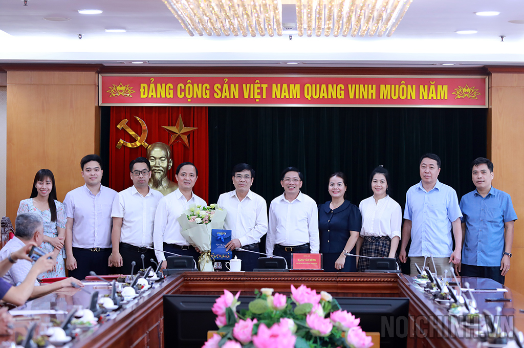 Đồng chí Đặng Văn Dũng, Phó Trưởng Ban Nội chính Trung ương và tập thể Vụ Địa phương I chúc mừng