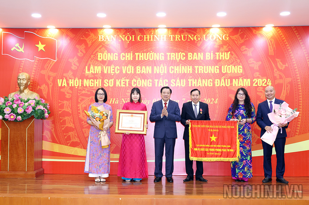 Đồng chí Phan Đình Trạc, Ủy viên Bộ Chính trị, Bí thư Trung ương Đảng, Trưởng Ban Nội chính Trung ương trao Cờ thi đua và Bằng khen của Thủ tướng Chính phủ tặng Tạp chí Nội chính và đồng chí Phó Tổng Biên tập Tạp chí Nội chính