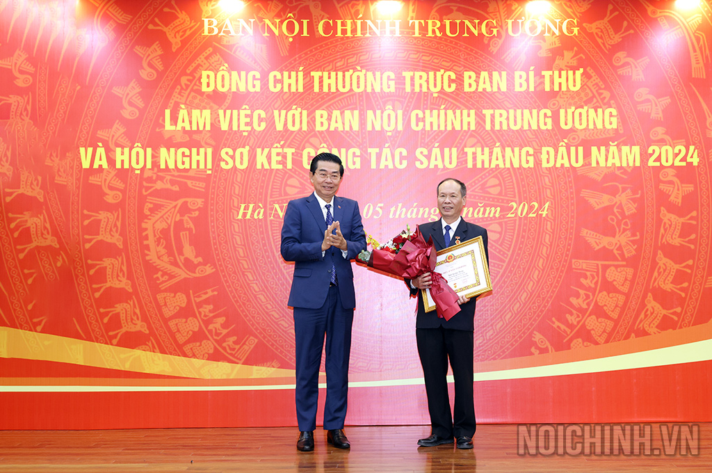 Đồng chí Võ Văn Dũng, Ủy viên Trung ương Đảng, Phó Trưởng Ban Thường trực, Bí thư đảng ủy Cơ quan Ban Nội chính Trung ương trao Huy hiệu 40 năm tuổi Đảng tặng đảng viên thuộc Ban Nội chính Trung ương