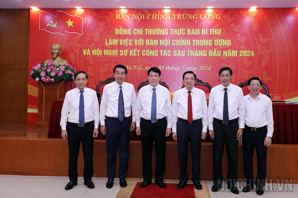 Đồng chí Lương Cường, Ủy viên Bộ Chính trị, Thường trực Ban Bí thu chụp ảnh lưu niệm cùng lãnh đạo Ban Nội chính Trung ương