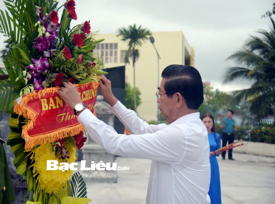 Đồng chí Võ Văn Dũng - Phó trưởng Ban Thường trực Ban Nội chính Trung ương đặt tràng hoa trước Đài tưởng niệm các anh hùng liệt sĩ tỉnh