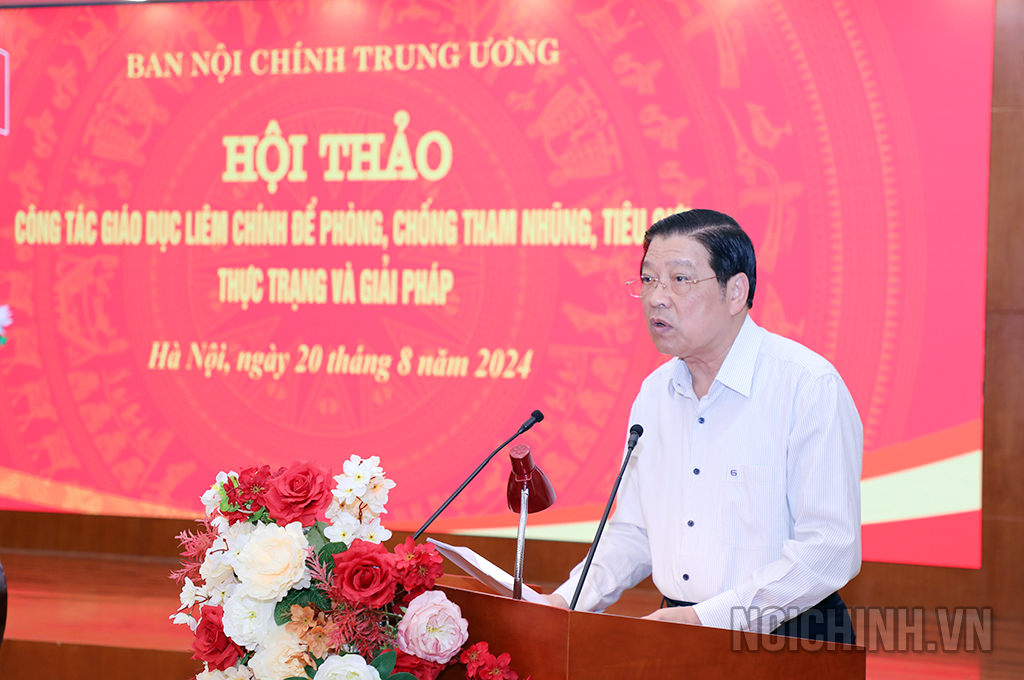 Đồng chí Phan Đình Trạc, Ủy viên Bộ chính trị, Bí thư Trung ương Đảng, Trưởng Ban Nội chính Trung ương, Trưởng ban Chỉ đạo xây dựng Đề án phát biểu tại Hội thảo