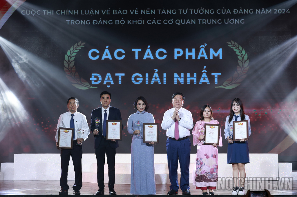 Đồng chí Nguyễn Trọng Nghĩa, Ủy viên Bộ Chính trị, Bí thư Trung ương Đảng, Trưởng Ban Tuyên giáo Trung ương, Phó Trưởng Ban Chỉ đạo 35 Trung ương trao giải Nhất tặng các tác giả, nhóm tác giả đoạt giải