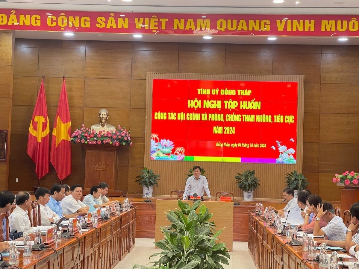 Đồng chí Trần Hoàng Kiếm, Vụ Trưởng Vụ Địa phương III, Ban Nội chính Trung ương trình bày các chuyên đề tập huấn tại Hội nghị