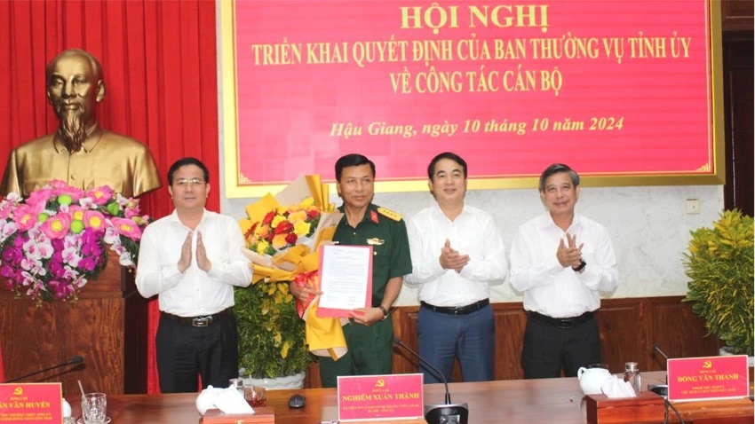 Lãnh đạo tỉnh Hậu Giang trao quyết định và chúc mừng Đại tá Huỳnh Việt Trung được bổ nhiệm giữ chức Trưởng Ban Nội chính Tỉnh ủy