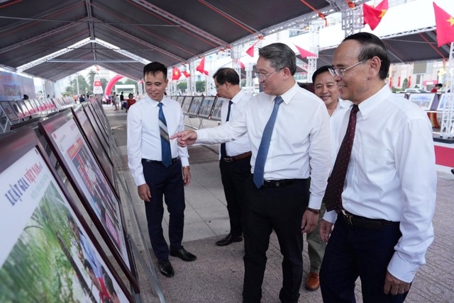 Lãnh đạo tỉnh Khánh Hòa và lãnh đạo Hội Luật gia Việt Nam tham quan trưng bày ảnh “Luật gia Việt Nam với biển, đảo quê hương” tại Nha Trang Khánh Hòa năm 2024