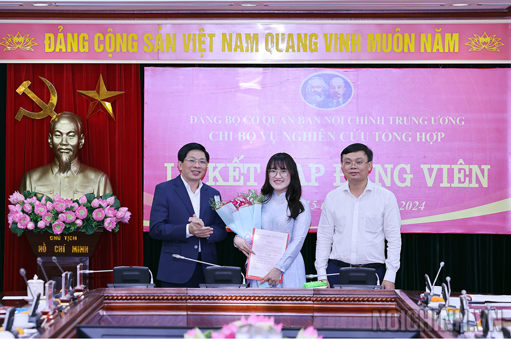 Đồng chí Đặng Văn Dũng, Phó Trưởng Ban Nội chính Trung ương chúc mừng đảng viên Ngô Thu Hiền