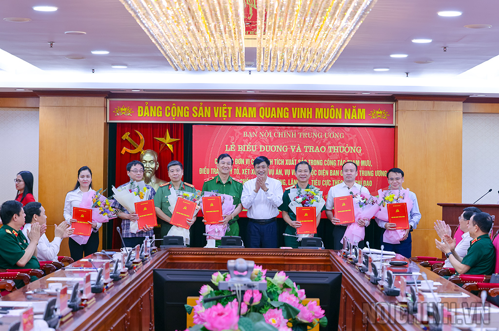 Đồng chí Nguyễn Hữu Đông, Ủy viên Trung ương Đảng, Phó Trưởng Ban Nội chính Trung ương trao Quyết định khen thưởng và tặng hoa chúc mừng các đơn vị