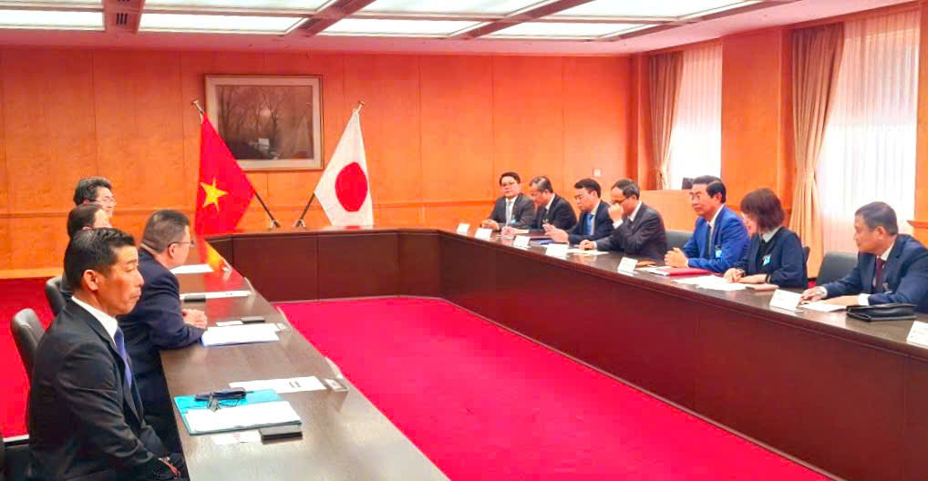 Đoàn công tác và đồng chí Ngô Trịnh Hà, Tổng lãnh sự quán Việt Nam tại Osaka làm việc với Cảnh sát phủ Osaka