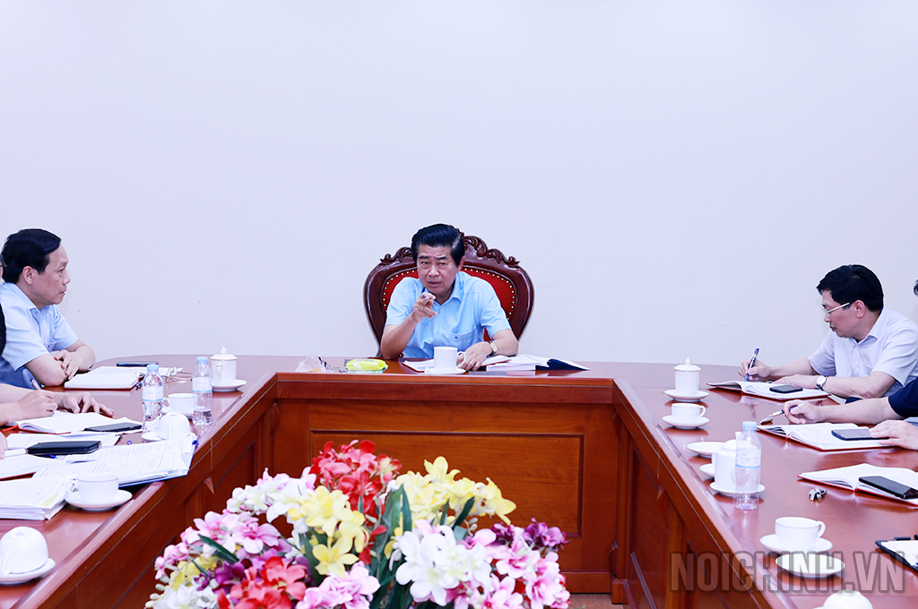 Đồng chí Võ Văn Dũng, Ủy viên Trung ương Đảng, Phó Trưởng ban Thường trực, Bí thư Đảng ủy Ban Nội chính Trung ương phát biểu tại Cuộc họp (ảnh Đặng Phước)