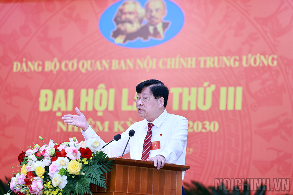 Đồng chí Phan Đình Trạc, Ủy viên Bộ Chính trị, Bí thư Trung ương Đảng, Trưởng Ban Nội chính Trung ương phát biểu tại Phiên trù bị Đại hội 