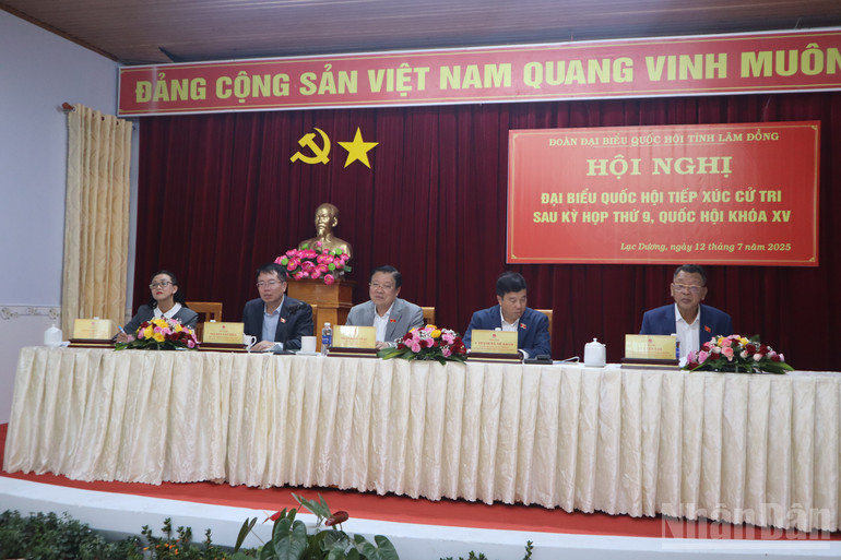 Đồng chí Phan Đình Trạc, Ủy viên Bộ Chính trị, Bí thư Trung ương Đảng, Trưởng Ban Nội chính Trung ương và các Đại biểu Quốc hội tỉnh Lâm Đồng chủ trì Hội nghị tiếp xúc cử tri