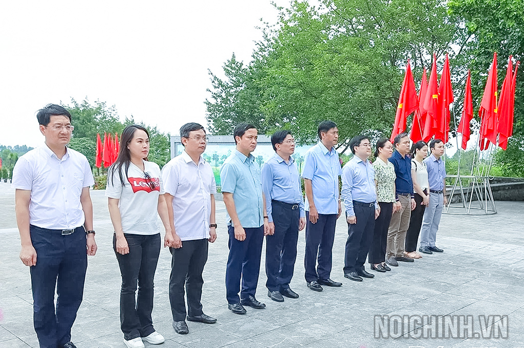 Đoàn cơ quan Ban Nội chính Trung ương dâng hương, dâng hoa tưởng niệm các Anh hùng Liệt sỹ tại Đài tưởng niệm các Anh hùng Liệt sỹ tỉnh Phú Thọ