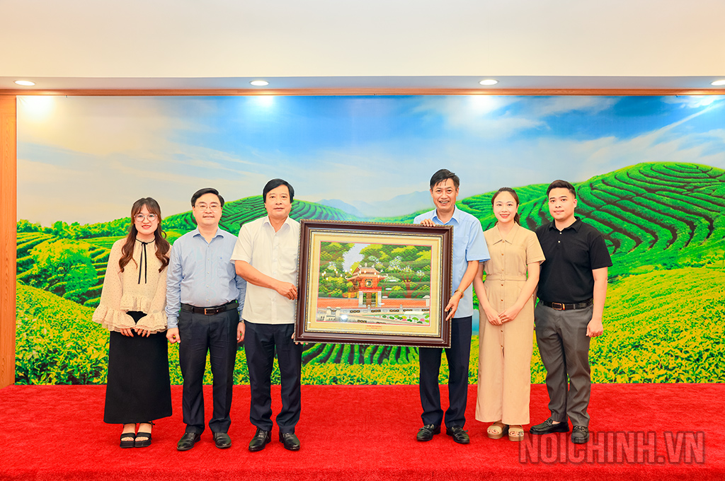 Đoàn cán bộ Ban Nội chính Trung ương trao quà tặng Thường trực tỉnh ủy Phú Thọ